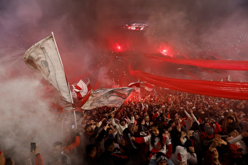 hinchas de river alientan durante 7OdNWYYoq 0x750 1.jpg