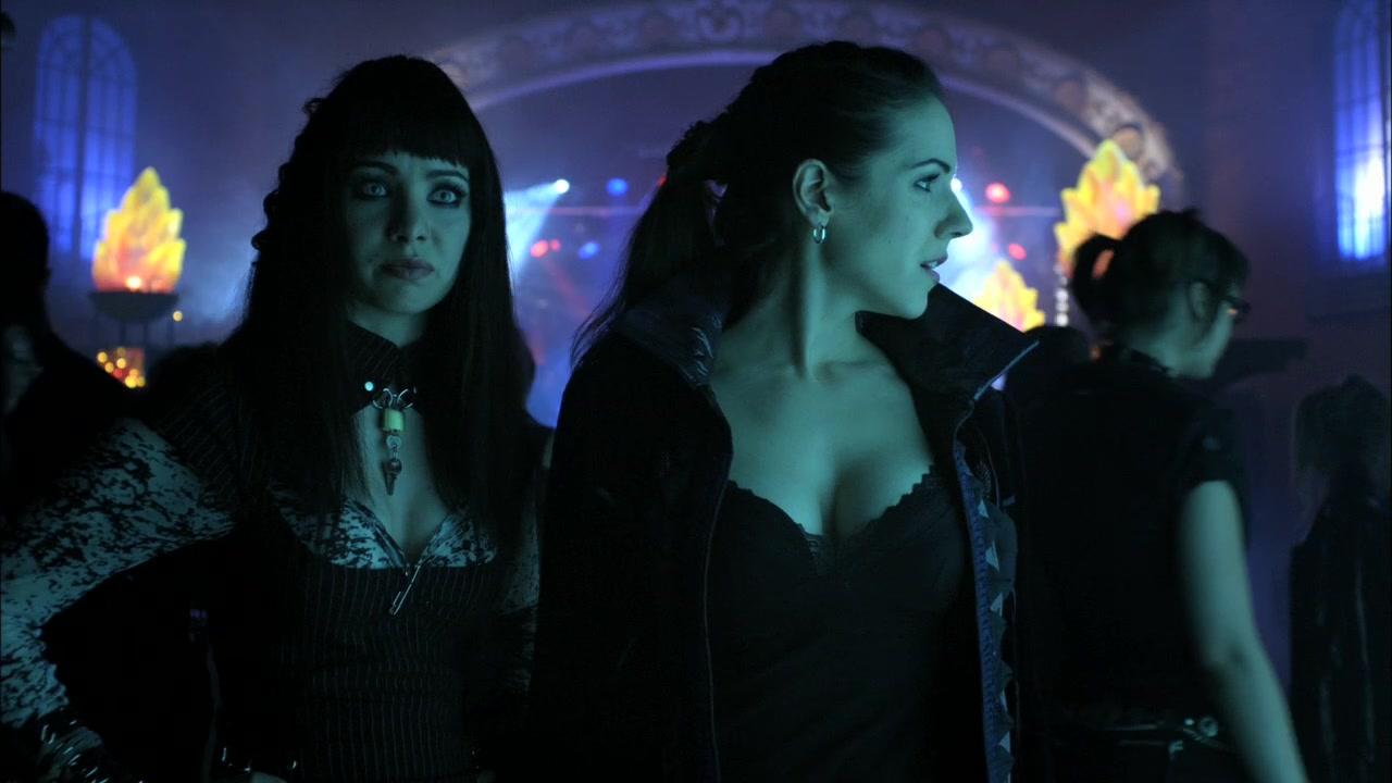 Lost_Girl_S01E11_kissthemgoodbye_net_0341