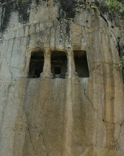 alpendre na tumba 813x1024.webp