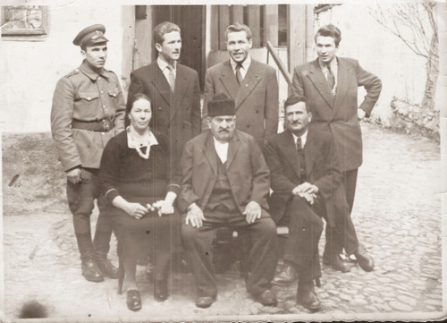 Seizovići 1952. godine baba Ljubica pradeda Todor deda Miodrag stričevi Dušan Dobrivoje Dragoljub ot.jpg