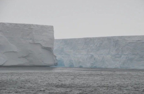dois icebergs gigantes com tamanho de cidades que desprenderam da antartica ameacam barcos e pesca 2.jpg