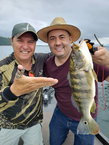 Carlos Pancieri com o prefeito Luciano Filé, após pescaria.jpg