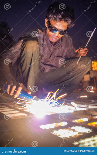 indian worker welding kamalapuram india fabruary heavy metal parts street dusk 53402266.jpg