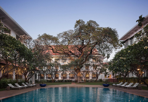 Le Royal poolside 798005.jpg