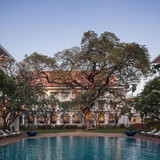 Le Royal poolside