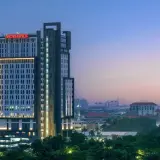(5) Mövenpick Hotel Surabaya City
