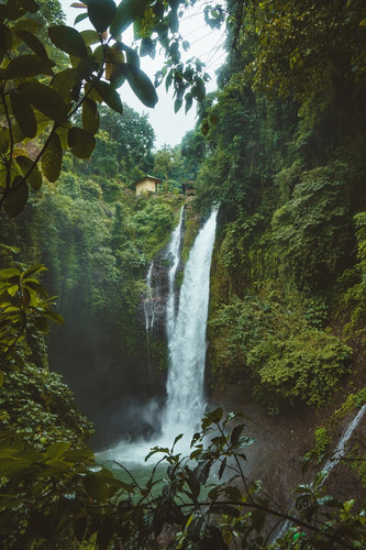 foto lanskap air terjun indonesia.jpg