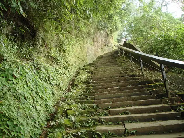 前往望月亭的陡坡步道