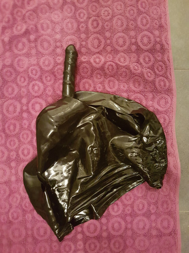 Latex dildo anal slip Benjamin Fiegl tagsüber an.jpg