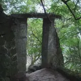 草山水井前門口