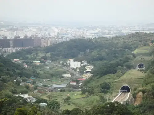 羊稠步道遠眺高鐵隧道.webp