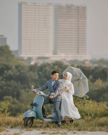 Ide foto prewedding romantis di atas vespa tua.jpg