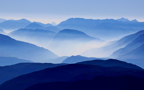 蓝山雾 风景高清壁纸壁纸 2560x1600[10wallpaper.com].jpg