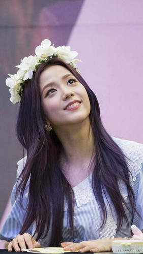 jisoo cute flower crown q0gjl2rvpvd3ido2.jpg