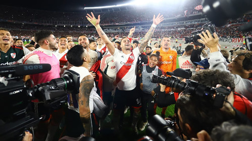 gonzalez pires en el centro del festejo.jpg