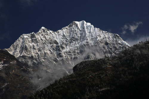 lookimg NE to Kangtega 6685m.jpg