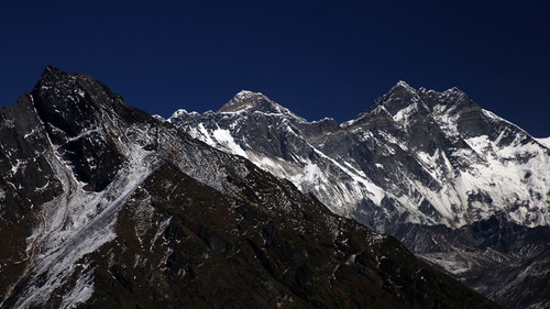 Everest centre background with "W" shaped snowfield below summit.jpg