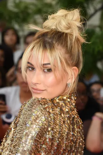 (24) models hailey baldwin.webp