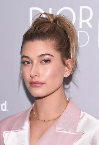 (35) models hailey baldwin