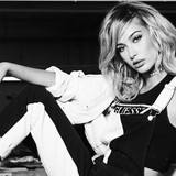 5k hailey baldwin guess fotoshoot zwart wit bg behang 2560x1080 14