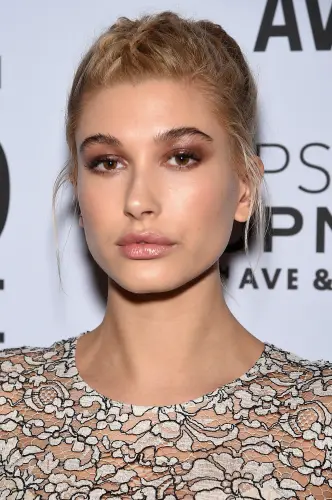 (38) models hailey baldwin