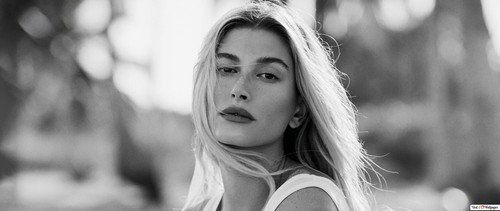 hailey baldwin elle fotoshoot zwart wit bg behang 2560x1080 14.jpg