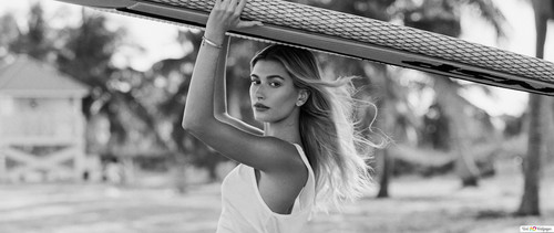 prachtig model hailey baldwin in elle fotoshoot monochroom bg behang 2560x1080 14.jpg