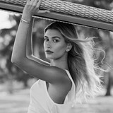 prachtig model hailey baldwin in elle fotoshoot monochroom bg behang 2560x1080 14
