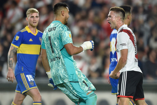 Agustn Palavecino le grita el gol a Sergio Romero..jpg