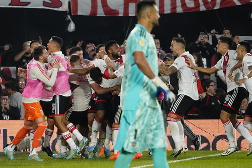 con el gol de penal ELg7mquWs 0x750 1.jpg