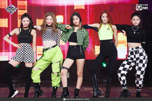MNET M! Countdown No 1 of the week ITZY ‘달라달라(Dalla Dalla)’ Stage.jpg