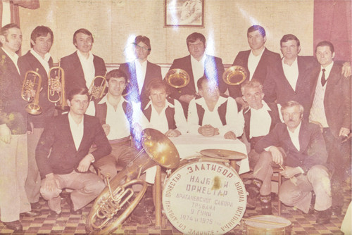 bosko ostojic i pevacka grupa iz zlakuse.jpg
