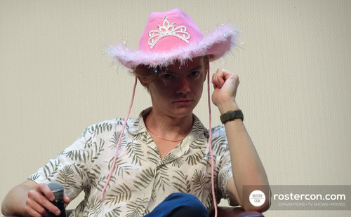 thomas brodie sangster convention france dinah rostercon 17.jpg