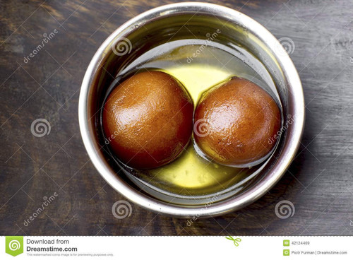 traditional indian sweets gulab jamun syroup 42124469.jpg