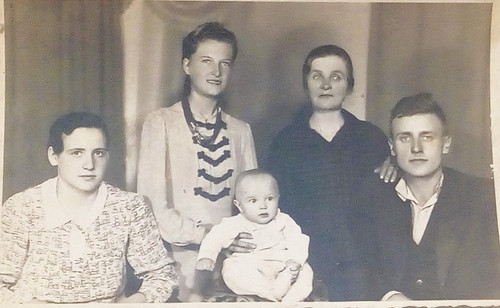 porodica beba 1944godine slika O 236174553.jpg