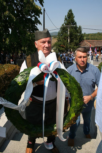 800px Spomen kosturnica Tekeriš državna proslava 033.jpg