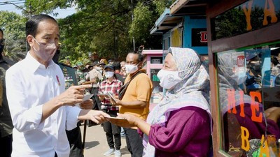 presiden joko widodo membagikan sejumlah bantuan sosial bansos bagi para penerima manfaat dan pedaga.jpg
