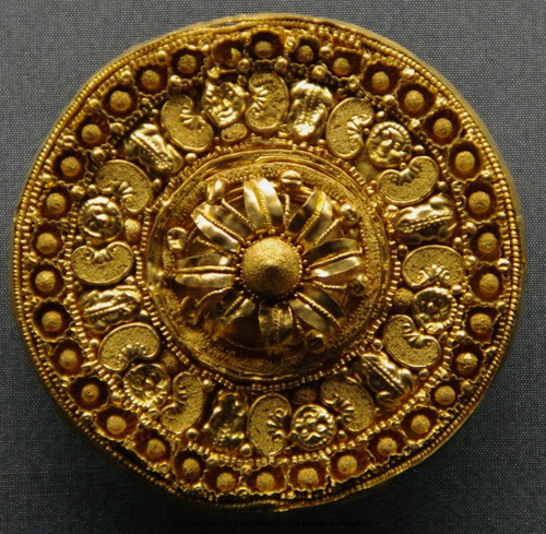 Stadtsammlung Etruscan gold ear stud, from Etruria (Lazio), Italy, 530 480 BCE.jpg