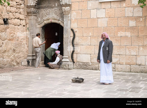 worshippers stepping over the threshold lalash 2AJXBTR.jpg