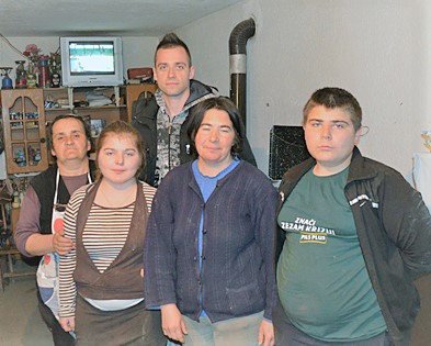 SD Zadužbina i humanitarna pomoć za Kosovo porodica Vesić april 2014.jpg