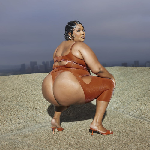 lizzo yitty shaping ass out capris