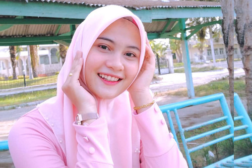 Cewek Hijab Muslimah Manis Senyum Tipis Bibir Indah.jpg