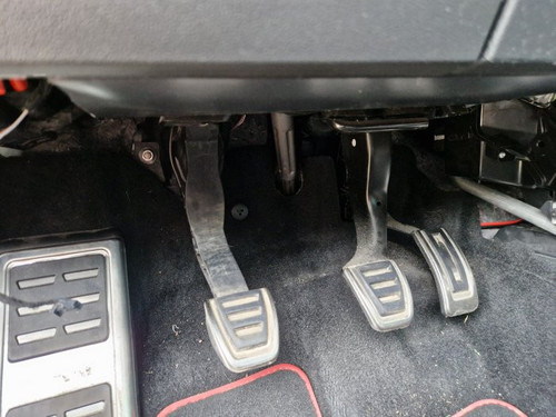 kabel achter vloerbedekking stukje nog zichtbaar.jpg