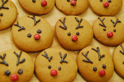 Biscotti natalizi decorati con cioccolato 586x392.jpg