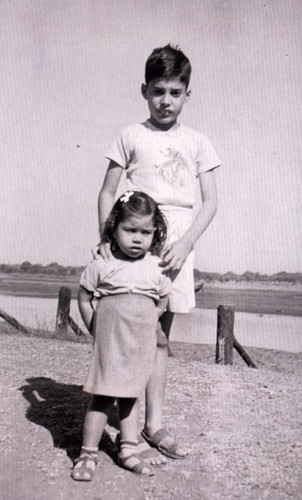 Young Freddie with sister Kashmira freddie mercury 32342035 302 500.jpg