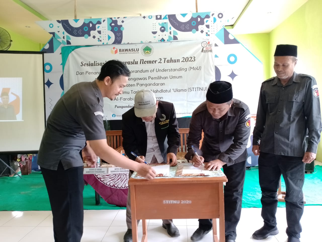 Dukung Pemilu 2024 Berintegritas, STITNU Al-Farabi MoU dengan Bawaslu Kabupaten Pangandaran.