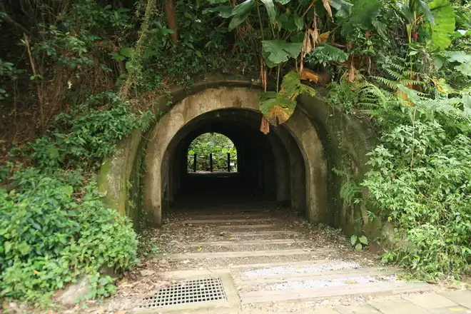 廢棄軍事涵洞是遊客來訪富陽自然生態公園第一個遇見到的景點