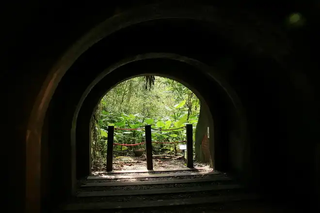 廢棄軍事涵洞裡邊相當涼爽，富陽公園避暑勝地