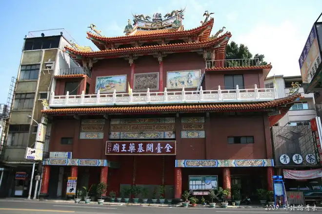 台南藥王廟位於神農街尾，主祀藥王大帝，1990年改成現貌