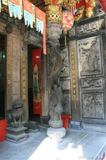 四聯境普濟殿前的單龍盤柱建於嘉慶23年(1818)